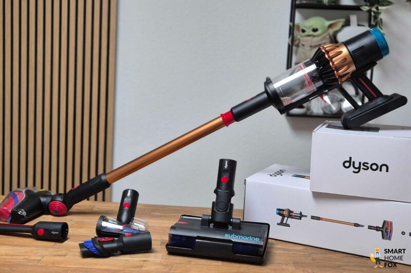 Der Dyson V16 Piston Animal in Kupfer mit Zubehör liegt ausgebreitet auf einem Tisch.